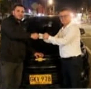 Entrega de vehículo a un cliente de Autoscol