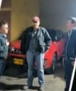Clientes de Autoscol junto a su vehículo