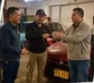 Cliente recibiendo las llaves de su vehículo